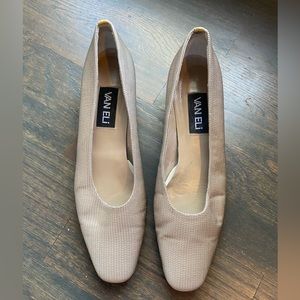 Vaneli tan neutral womens kitten heal flat sz 8
